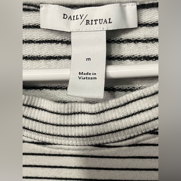 Daily Ritual Women's Long-Sleeve Crewneck Sweatshirt with Side Cutouts size M - Picture 10 of 12